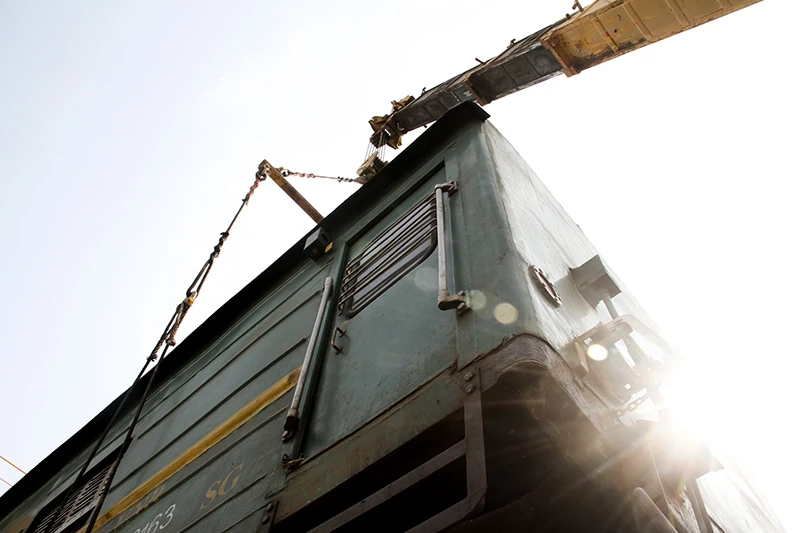 Cần cẩu di chuyển toa tàu hàng chục tấn sau sự cố sập cầu Ghềnh ảnh 10